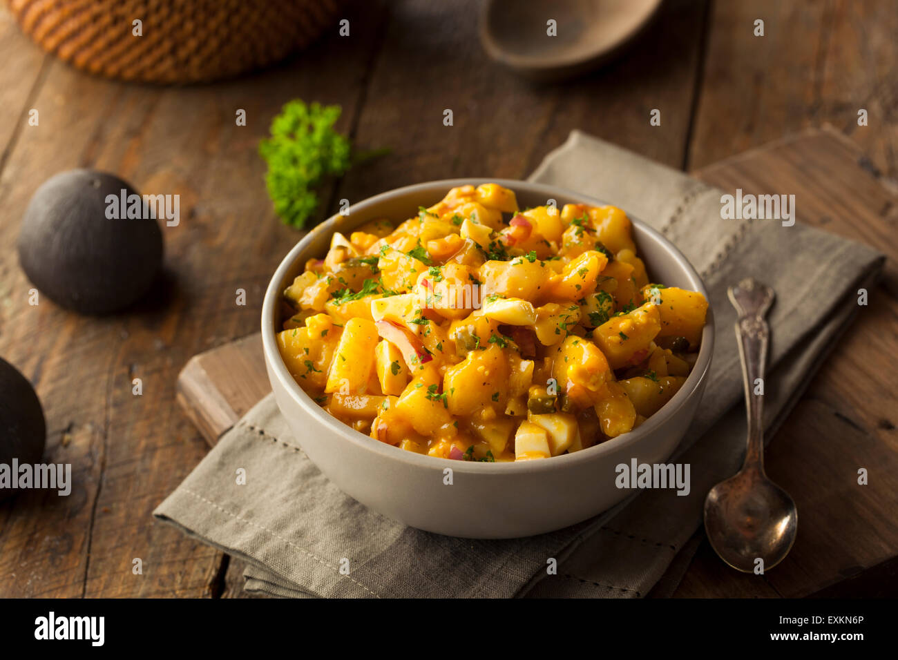 Barbecue-Sauce-Kartoffel-Salat mit Ei und Zwiebeln Stockfoto
