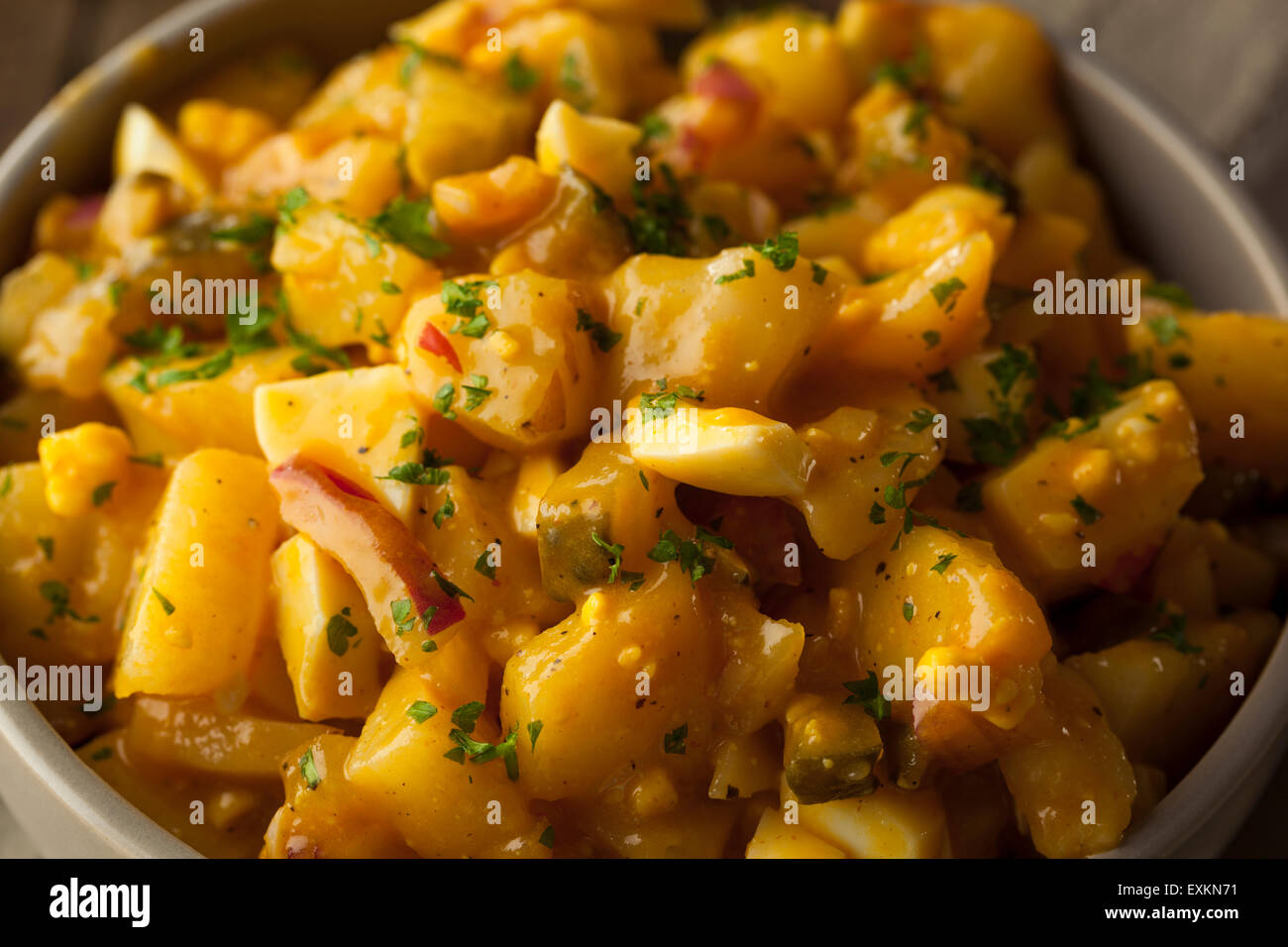 Barbecue-Sauce-Kartoffel-Salat mit Ei und Zwiebeln Stockfoto