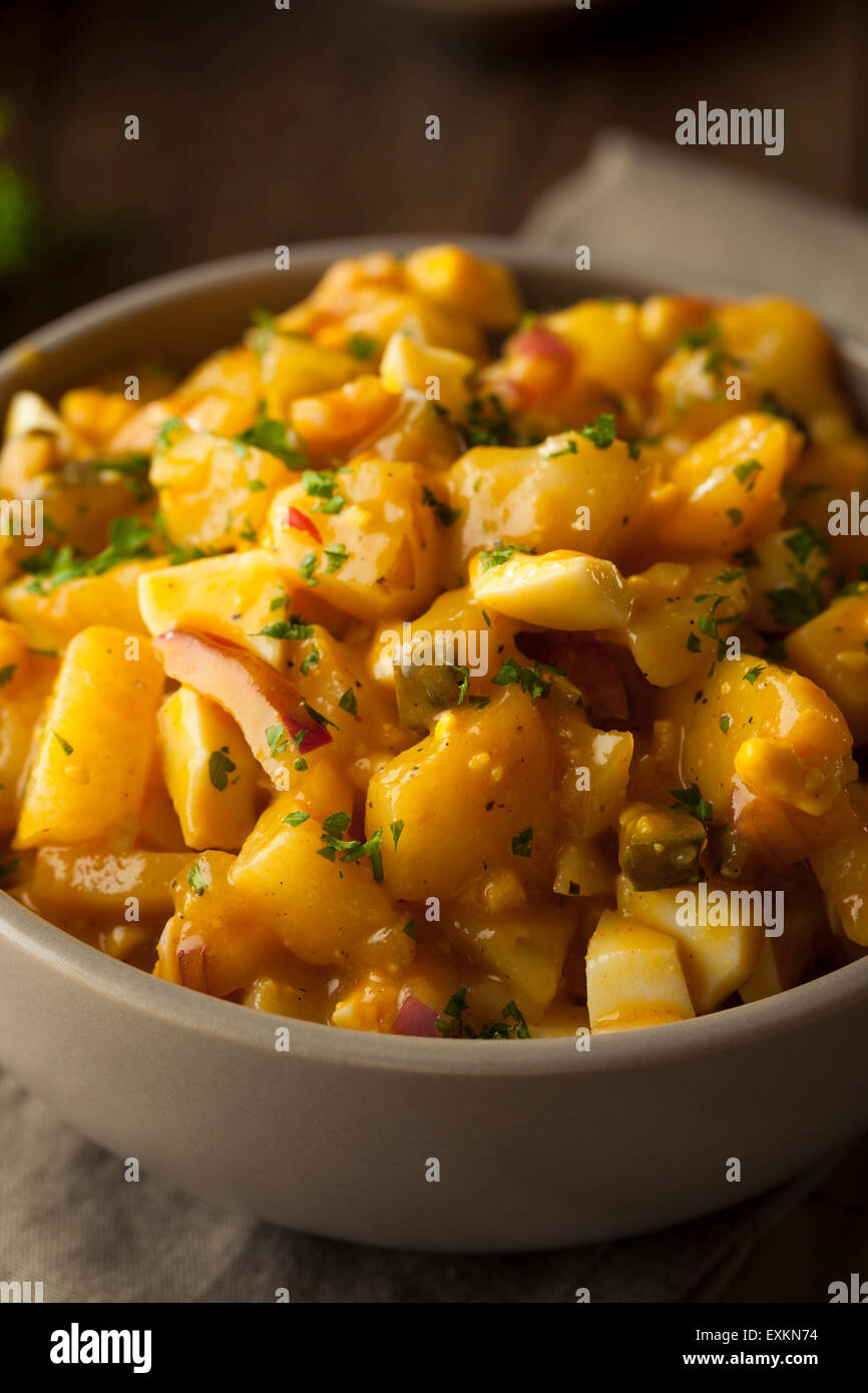 Barbecue-Sauce-Kartoffel-Salat mit Ei und Zwiebeln Stockfoto