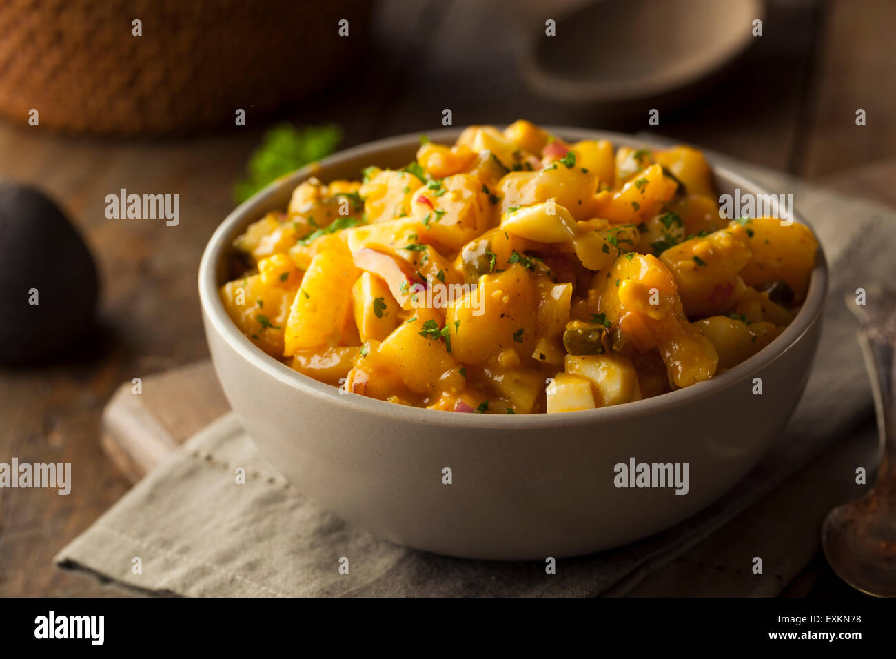 Barbecue-Sauce-Kartoffel-Salat mit Ei und Zwiebeln Stockfoto
