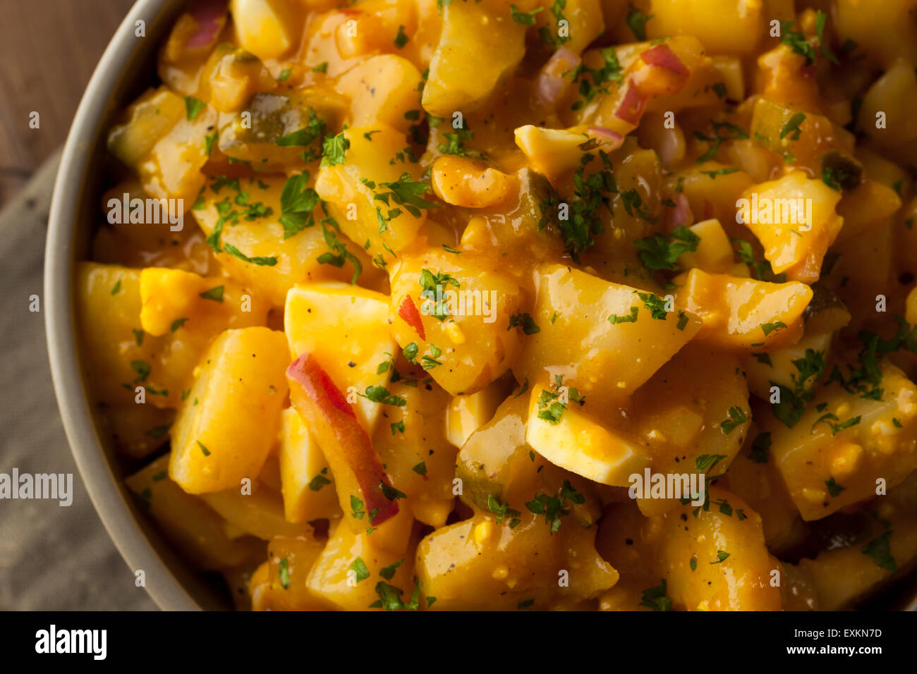 Barbecue-Sauce-Kartoffel-Salat mit Ei und Zwiebeln Stockfoto