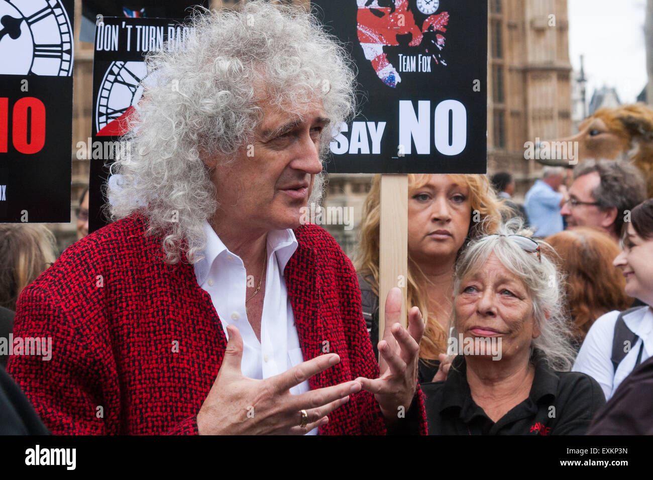 Westminster, London, 14. Juli 2015. Hunderte von Tierschützern und Mitglieder des Jagd-Saboteur erfassten Gruppen außerhalb des Parlaments zu "Kämpfen für THe Fox" wie grösserer beschreibt eine Änderung zum Gesetzentwurf Verbot Fuchsjagd, die den Sport sehen konnte zurück, die britische Landschaft. Bild: Queen-Gitarrist und Tierrechte Aktivist Brian hilft seinen Einfluss in der Anti-Fuchsjagd-Kampagne einfügen kann. Bildnachweis: Paul Davey/Alamy Live-Nachrichten Stockfoto