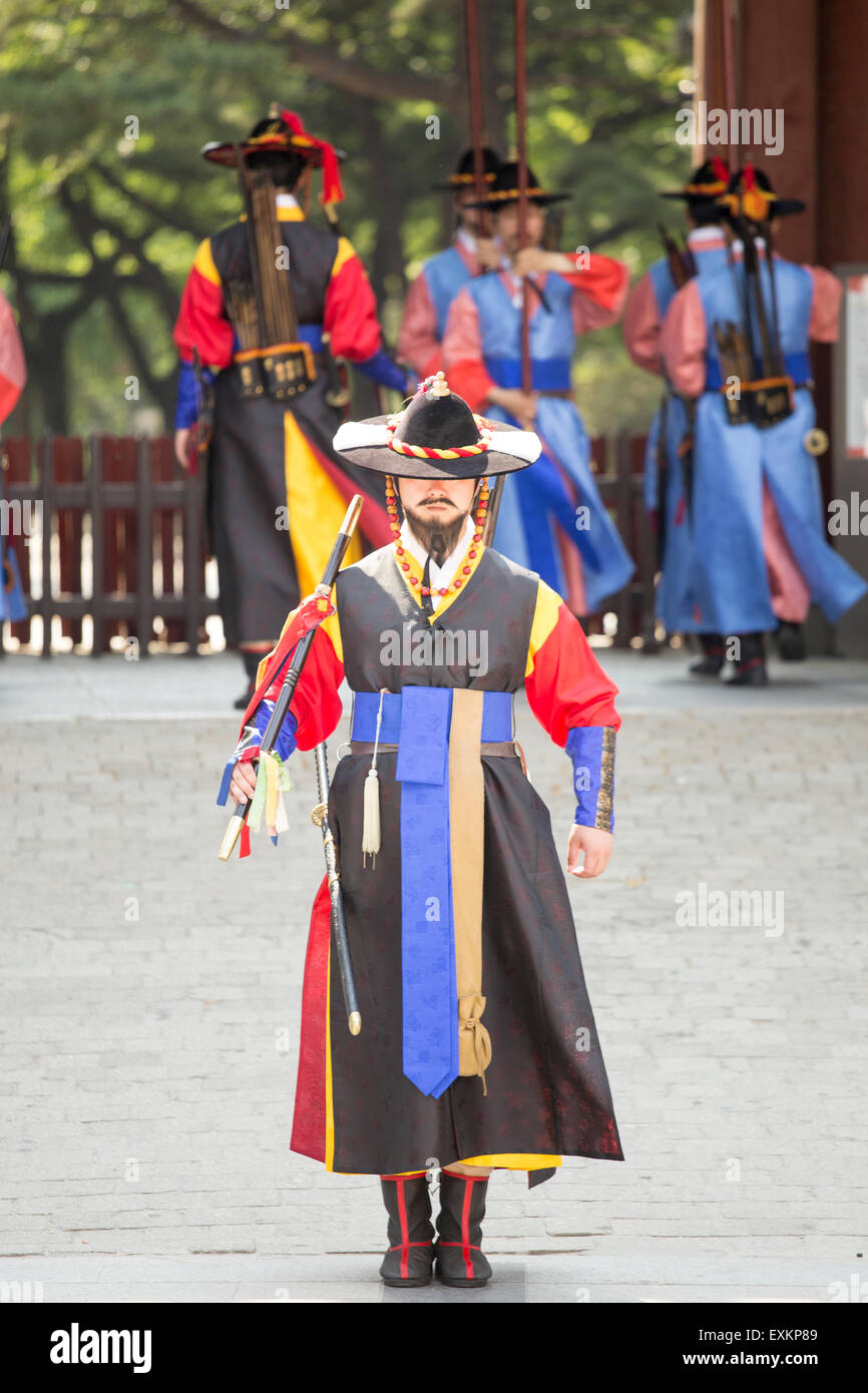 Vor Deoksugung Palast bewacht ein Pförtner den Palast in traditioneller Tracht. Stockfoto