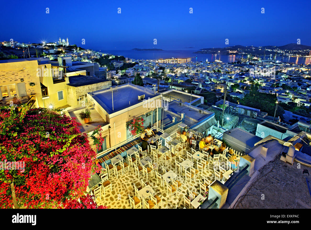 Ano Syra (Markos Vamvakaris Square-"Frangosyriani"). Im Hintergrund, Ermoupolis. Syros Insel, Kykladen, Ägäis, Griechenland. Stockfoto