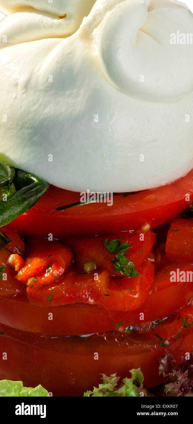 Nahaufnahme von Salat mit Tomaten, Paprika und Käse überbacken Stockfoto