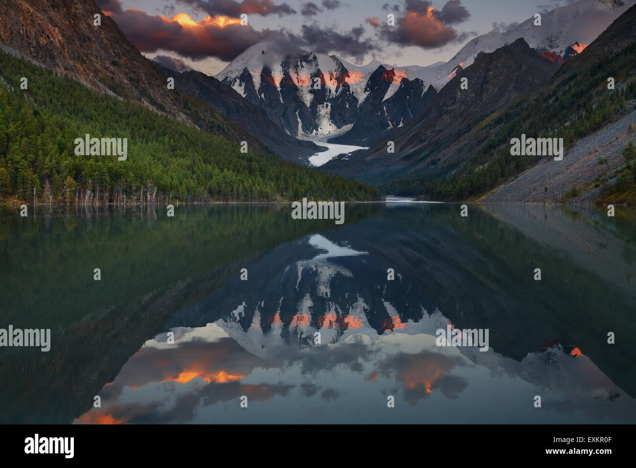 Bergsee bei Sonnenuntergang im Altai-Gebirge Stockfoto