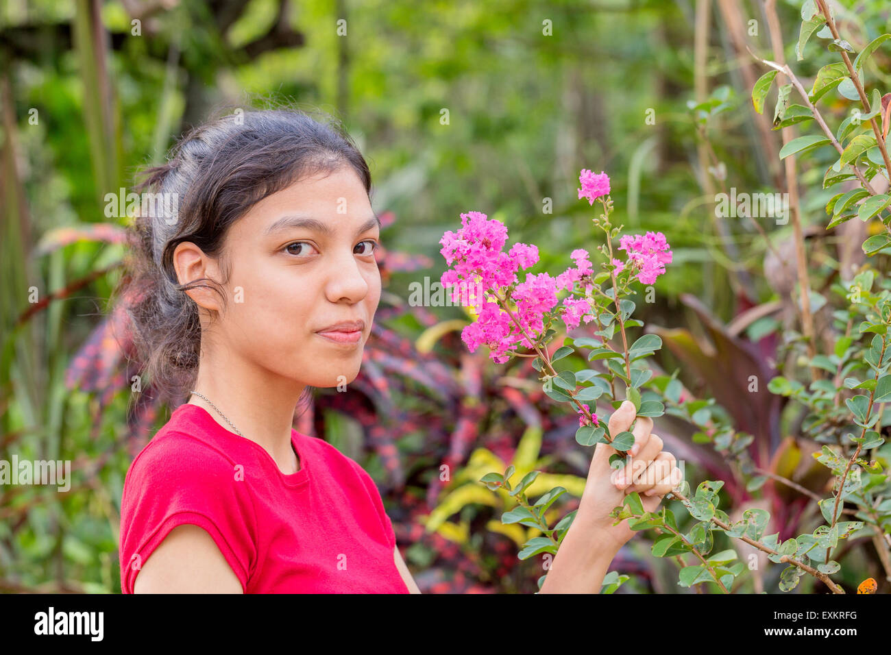 Glückliche junge schöne Frau Ast im Garten halten Stockfoto