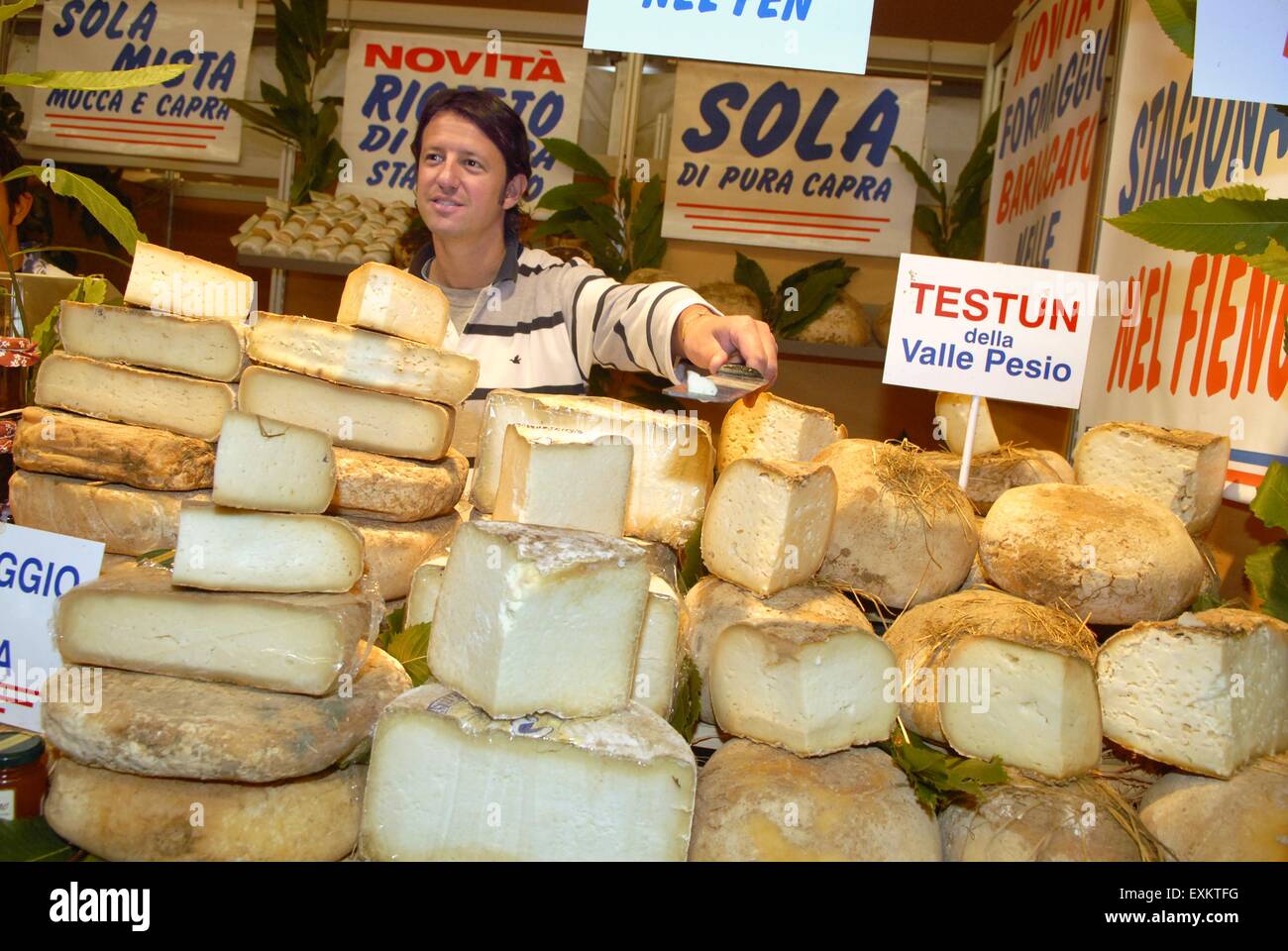 Trüffelmarkt in Alba, Piemont Region, Italien, Verkauf von typischen Käsesorten Stockfoto