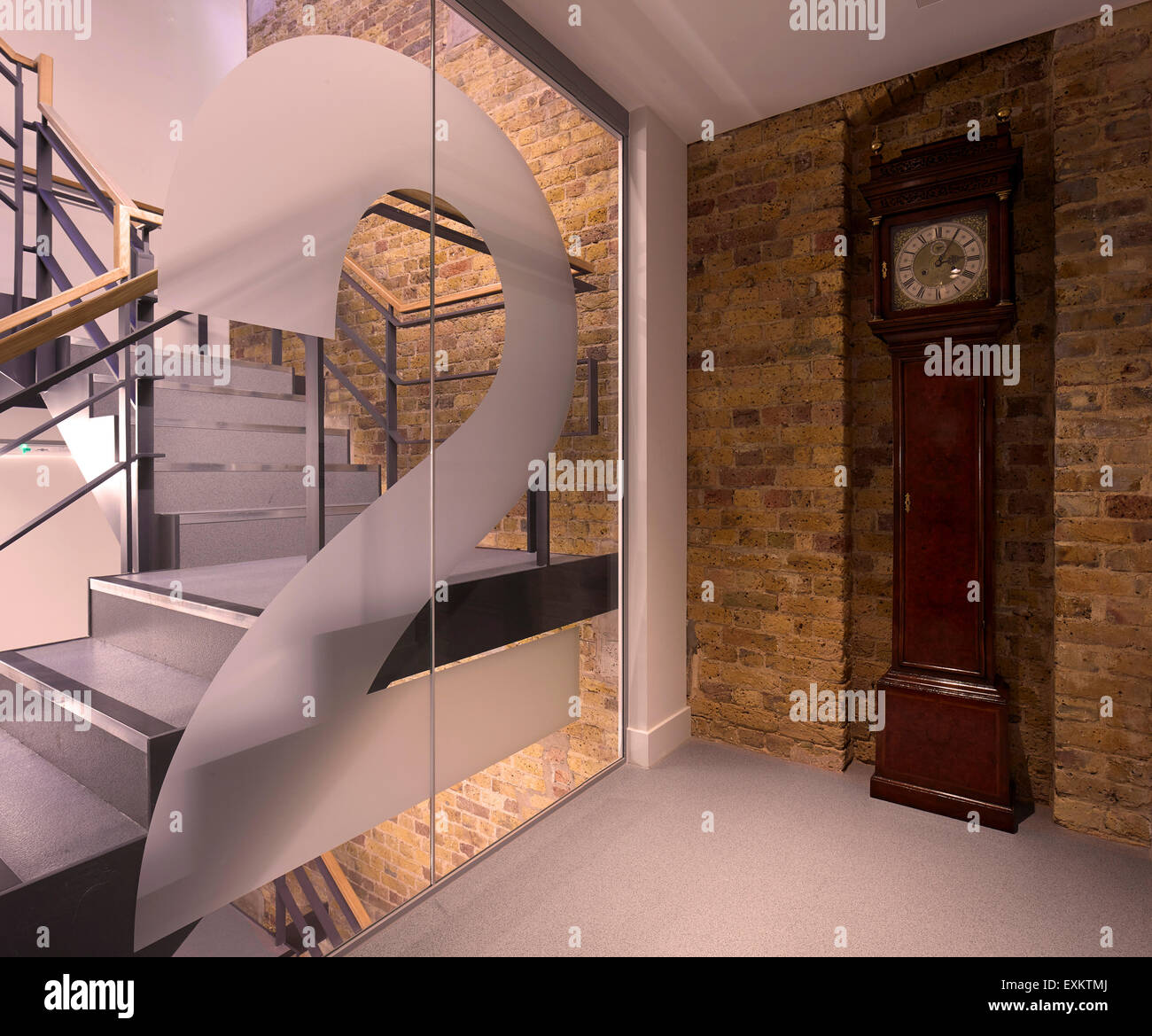 Treppe mit Podest. Königliche Hochschule der Augenärzte, London, Vereinigtes Königreich. Architekt: Bennetts Associates Architects, 20 Stockfoto
