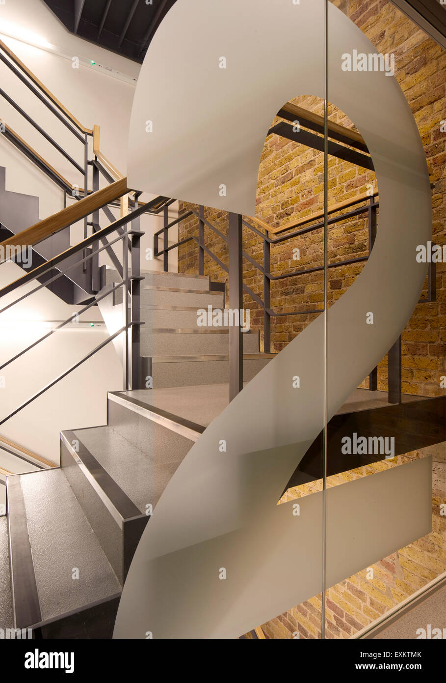 Treppe mit Podest. Königliche Hochschule der Augenärzte, London, Vereinigtes Königreich. Architekt: Bennetts Associates Architects, 20 Stockfoto