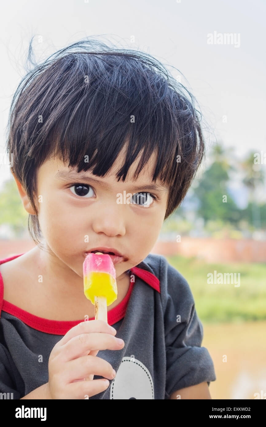 Porträt von asiatischen Thai kleiner Junge Eis essen Stockfoto