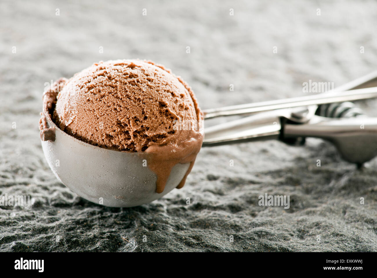 Frische Schokolade Eis Sorbet Nähe schöpfen. Stockfoto