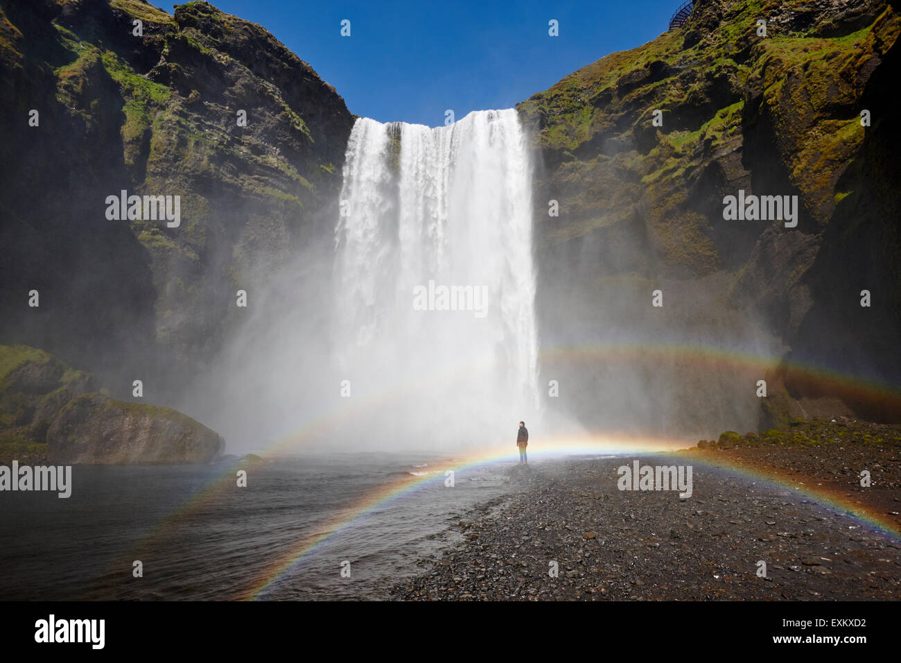 einzelne Tourist am Skogafoss Wasserfall in Island Stockfoto