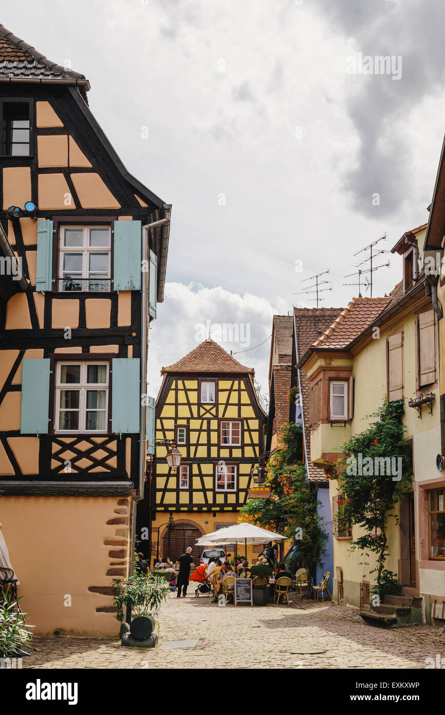 Salon de The, ein La Couronne, 13 Rue De La Couronne, Riquewihr, Elsass, Frankreich Stockfoto