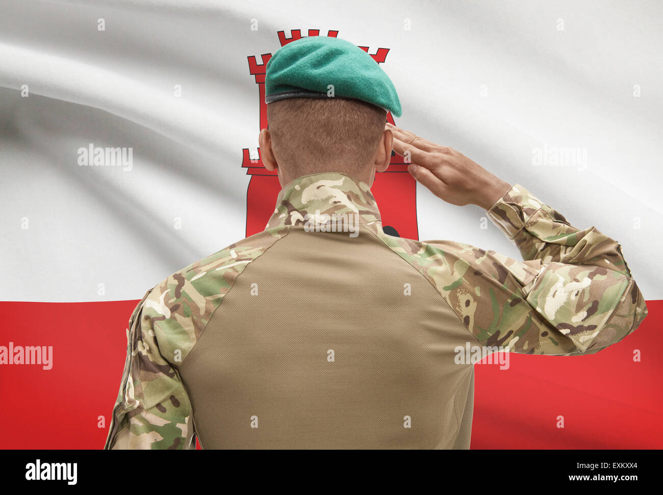 Dunkel-enthäutete Soldat im Hut vor Nationalflagge Reihe - Gibraltar Stockfoto