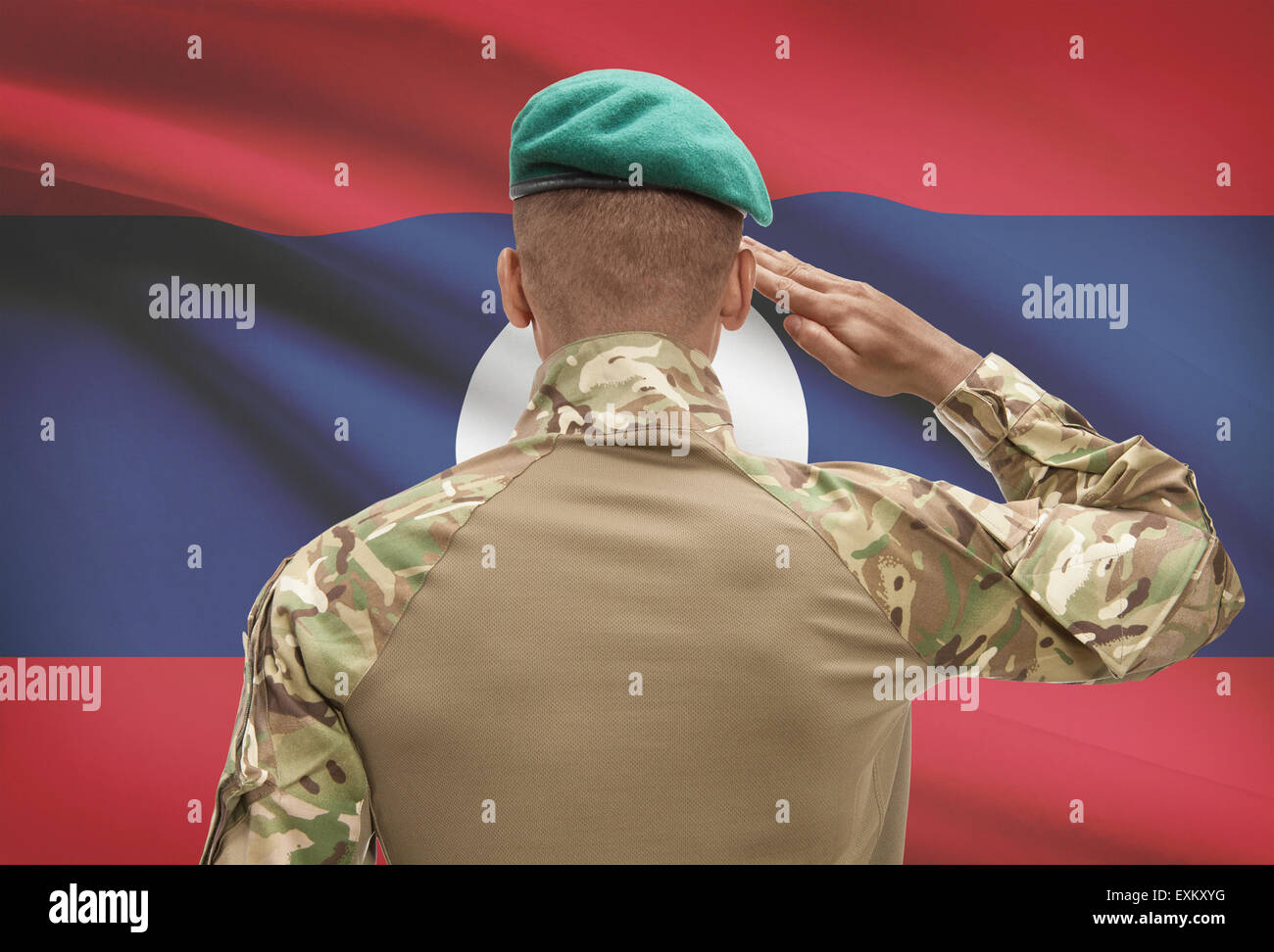 Dunkel-enthäutete Soldat im Hut vor Nationalflagge Reihe - Laos Stockfoto