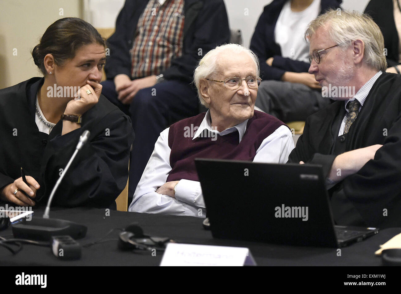 Luenenburg, Deutschland. 15. Juli 2015. Ein verurteilter ehemaliger SS-Offizier Oskar Groening (C), sitzt zwischen seinen Anwälten Hans Holtermann (R) und Susanne Frangenberg während das Urteil der Gerichtsverhandlung am 15. Juli 2015 am Hof in Lüneburg, Norddeutschland. Oskar Groening, 94, saß teilnahmslos als Richter Franz Kompisch sagte "der Angeklagte ist schuldig befunden, Zubehör zu Mord im 300.000 rechtlich verbundenen Fälle" der deportierten Juden, die 1944 in die Gaskammern geschickt wurden. Bildnachweis: Dpa picture Alliance/Alamy Live News Stockfoto