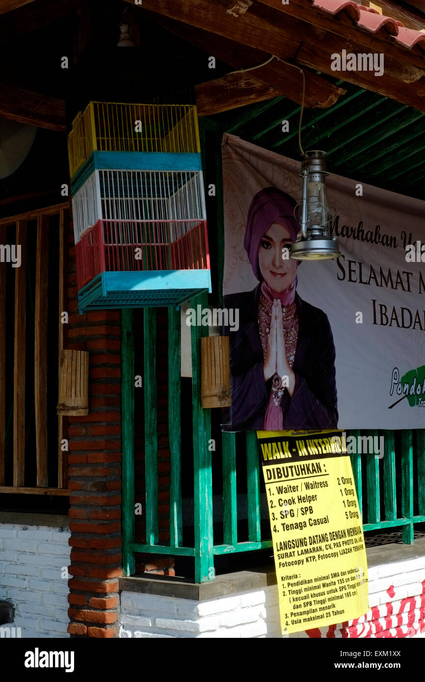 Eingang zu einem Restaurant mit großen Zeichen Werbung Personal Stellenangebote in Malang Java Indonesien Stockfoto