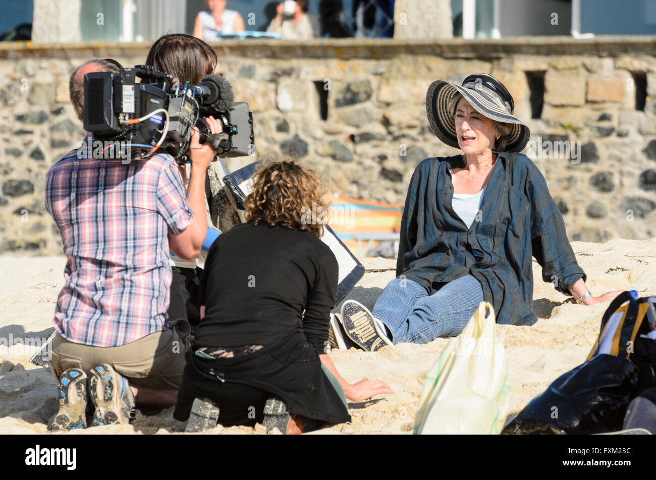 Dame Maureen Lipman CBE Dreharbeiten am Stück Kamera am Porthmeor Beach, St. Ives, Cornwall, England, Vereinigtes Königreich Stockfoto