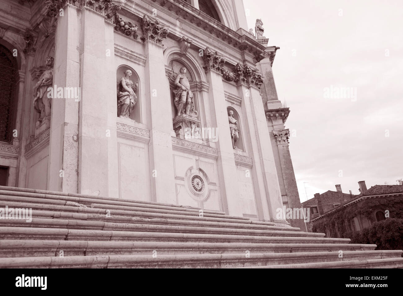 Schritte der Basilica di Santa Maria della Salute Church, Venedig, Italien in schwarz und weiß-Sepia-Ton Stockfoto
