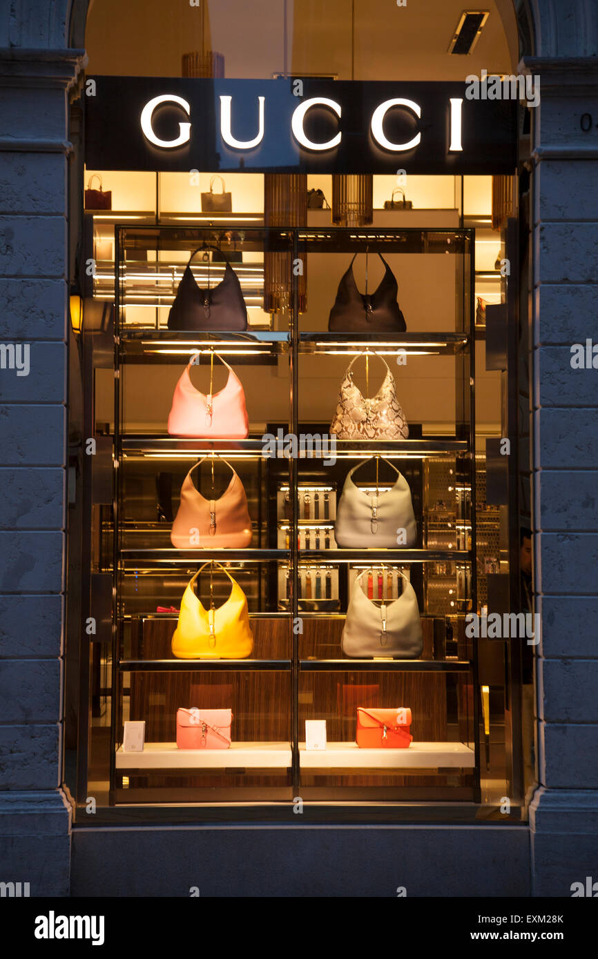Gucci-Shop-Fenster in der Nacht in Venedig; Italien Stockfotografie - Alamy