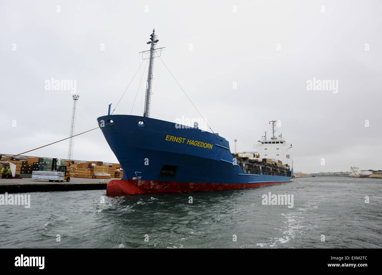 Holz von Ernst Hagedorn-Frachtschiff bei Shoreham Port West Sussex England UK entladen wird Stockfoto