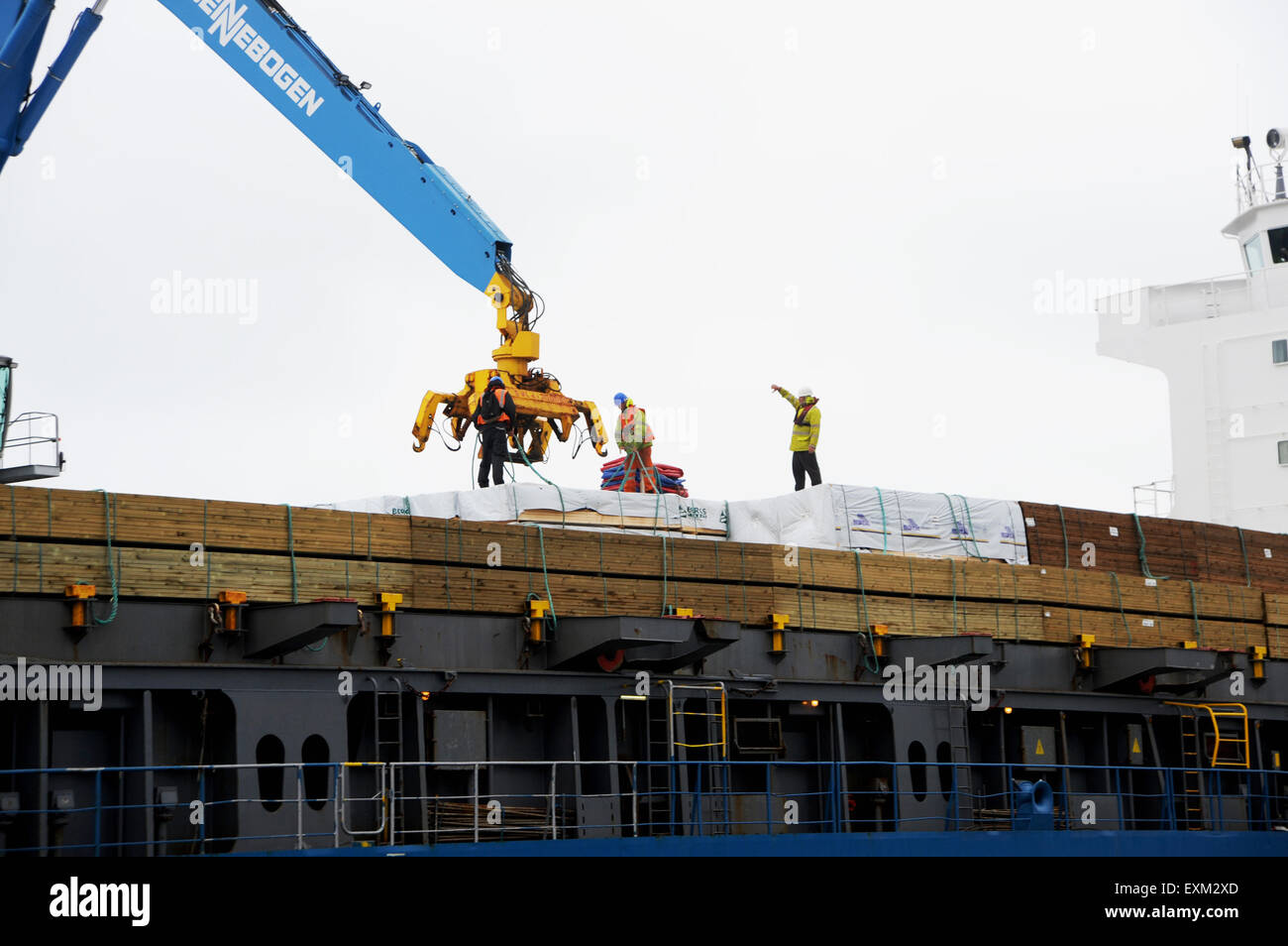 Holz von Ernst Hagedorn-Frachtschiff bei Shoreham Port West Sussex England UK entladen wird Stockfoto