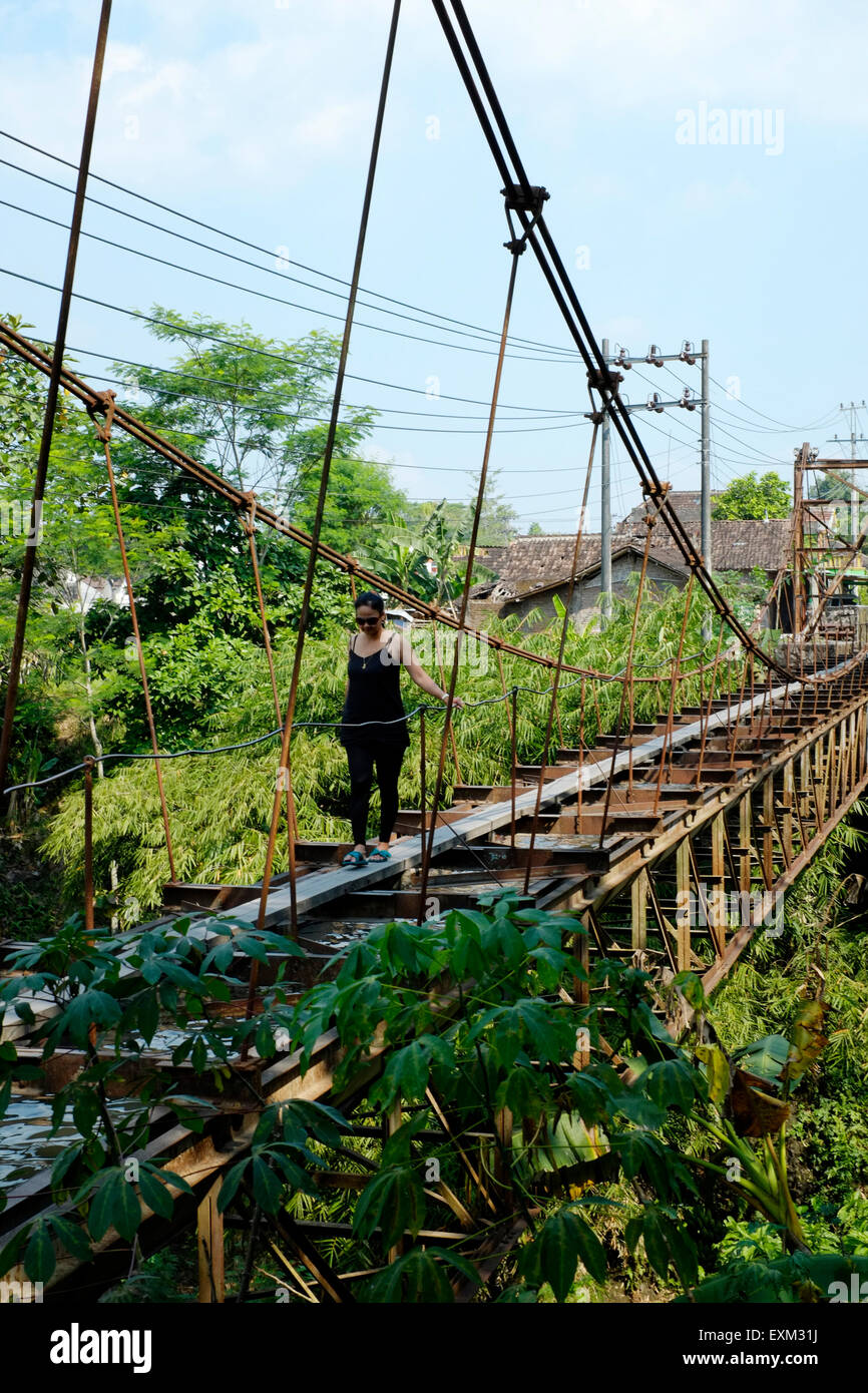 gefährlich instabil Brücke über der Schlucht nicht für Menschen konzipiert ist als eine Verknüpfung von Einheimischen zwischen den Dörfern in der Nähe von Solo Java verwendet. Stockfoto