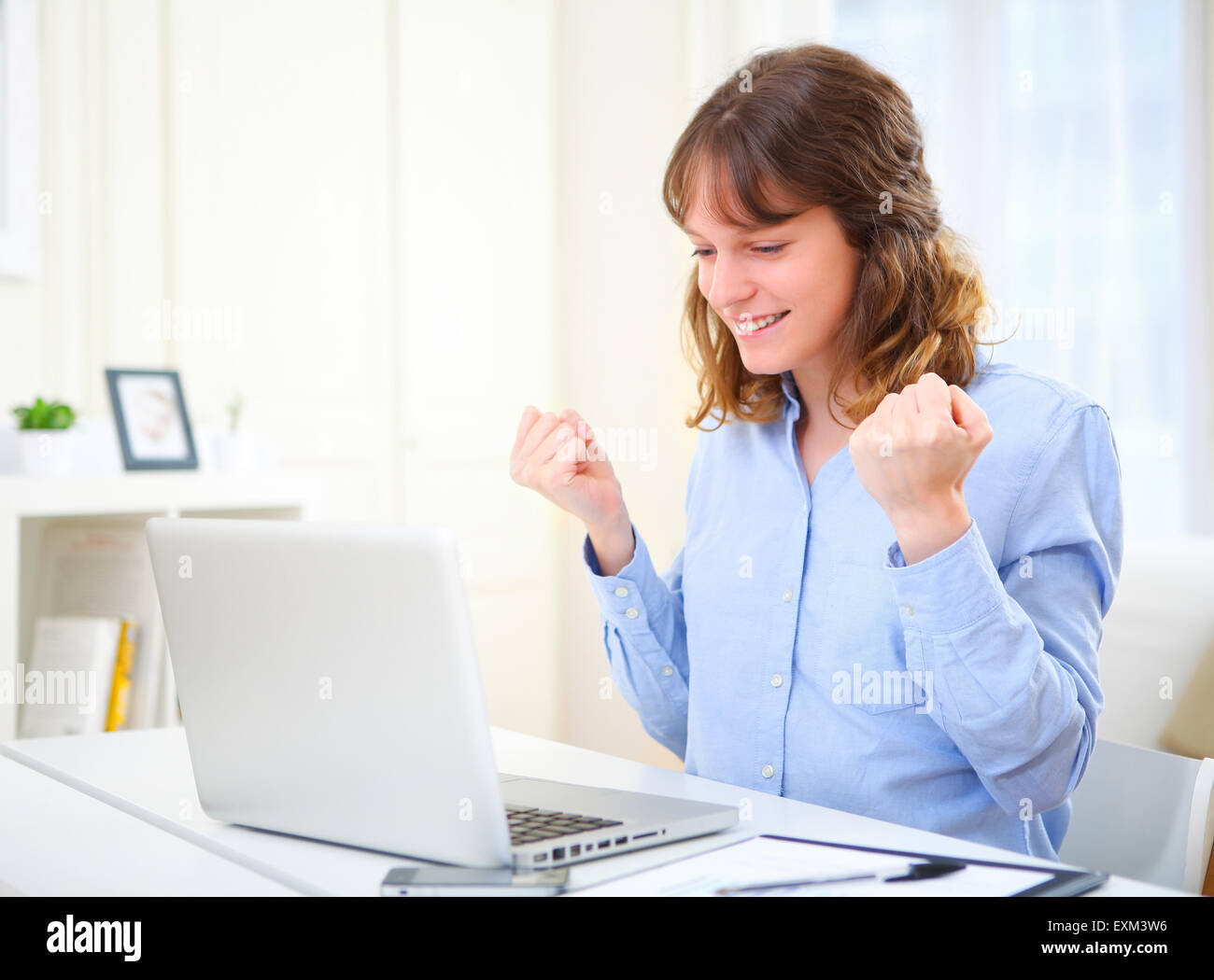 Blick auf eine junge glücklich Geschäftsfrau bei der Arbeit Stockfoto