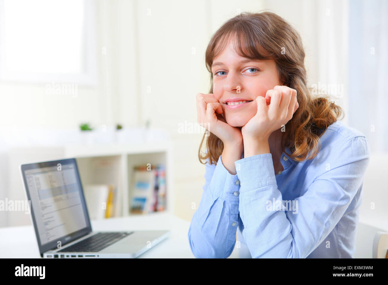 Blick auf eine junge lächelnde Geschäftsfrau bei der Arbeit Stockfoto