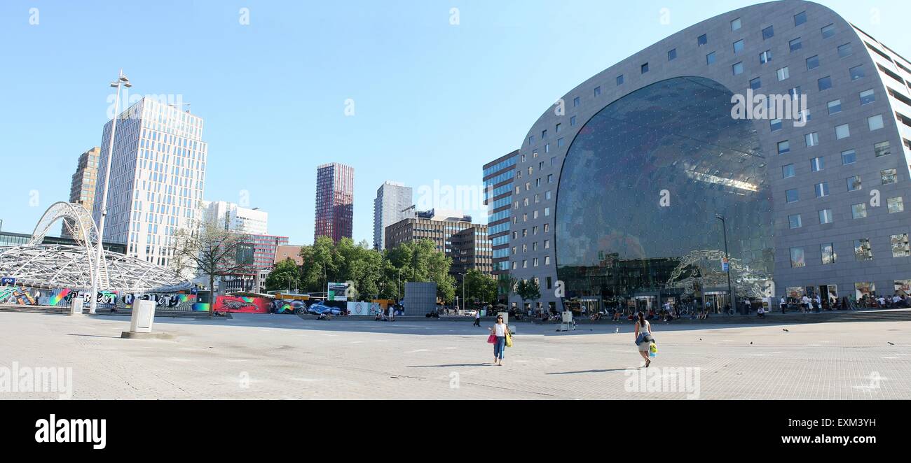 Blaak Quadrat mit Rotterdamse Markthal (Rotterdam-Markthalle), MVRDV Architekten, beendete im Jahr 2014. (genähte Bild) Stockfoto
