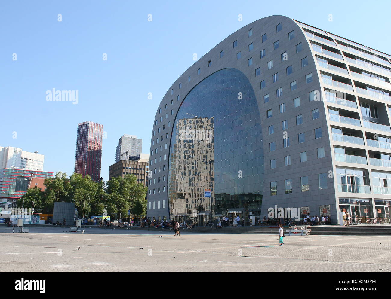 Exterieur der Rotterdamse Markthal (Rotterdam-Markthalle), bei quadratischen Blaak. Entworfen vom Architekten MVRDV, 2014 abgeschlossen. Stockfoto