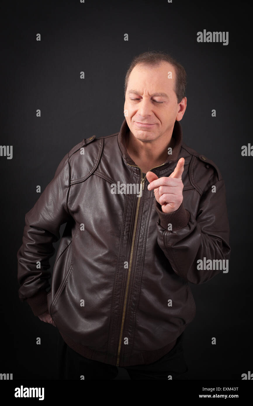 Hübscher Mann dabei verschiedene Ausdrücke in verschiedenen Arten von Kleidung: betrunken Stockfoto