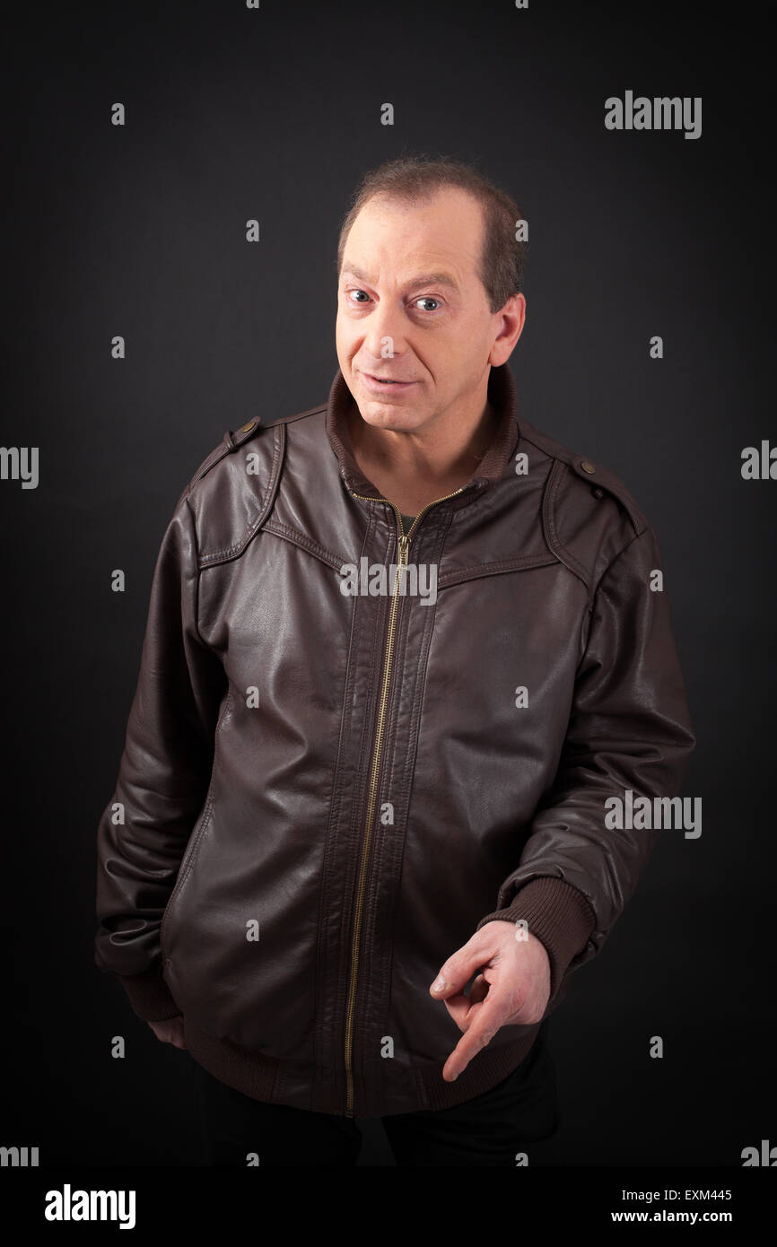 Hübscher Mann dabei verschiedene Ausdrücke in verschiedenen Arten von Kleidung: Überraschung Stockfoto
