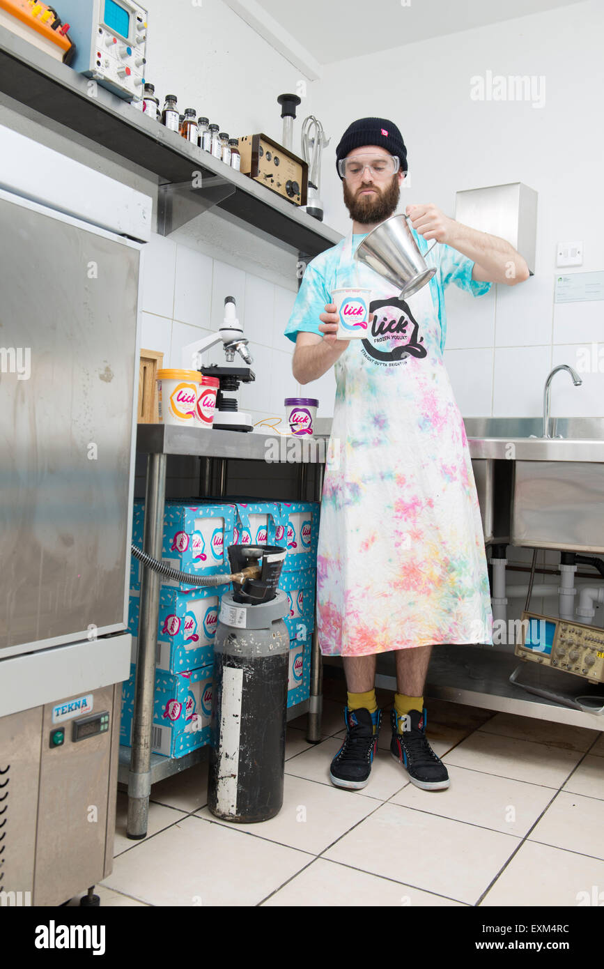 machen Eis in einer Profiküche, mischen Sie es, die Zutaten unter ständigem Rühren hinzufügen. Der gesamte Prozess der frisches Eis Stockfoto