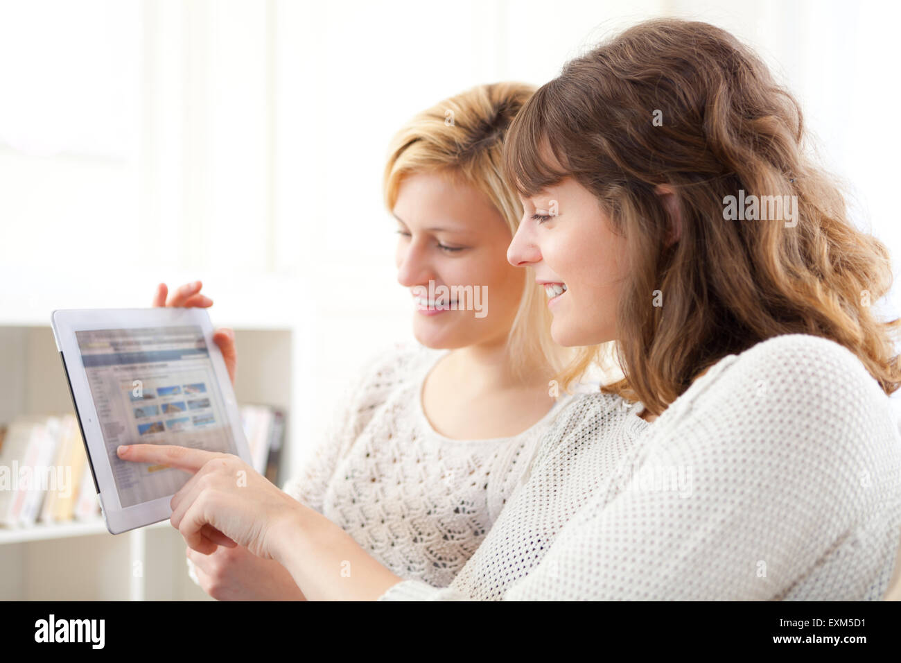 Blick auf Mädchen die Wahl ihre Ferien-Destination auf tablet Stockfoto