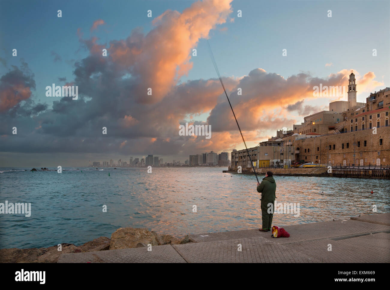 TEL AVIV, ISRAEL - 2. März 2015: Der Küste unter alten Jaffa und Tel Aviv Morgen. Stockfoto