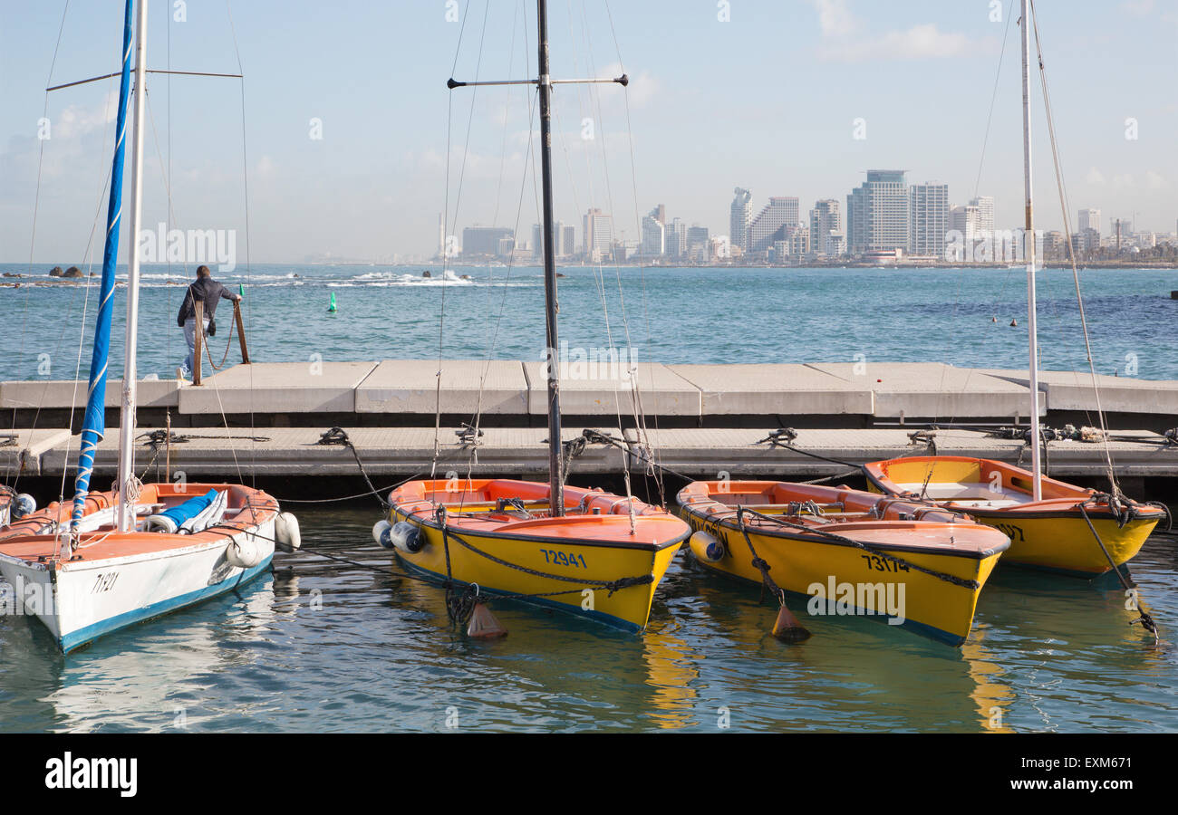 TEL AVIV, ISRAEL - 2. März 2015: Der kleine Hafen und Yachten unter alten Jaffa und Tel Aviv in der Backgound in der Morgen-ligh Stockfoto