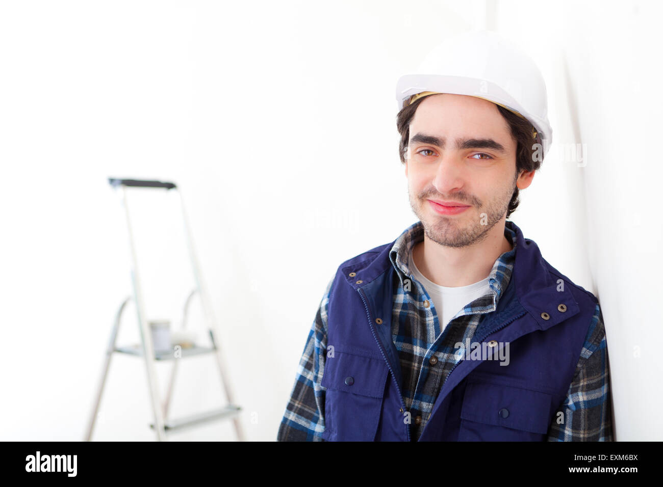 Natürliche Porträt eines jungen Arbeiters in eine neue Wohnung Stockfoto