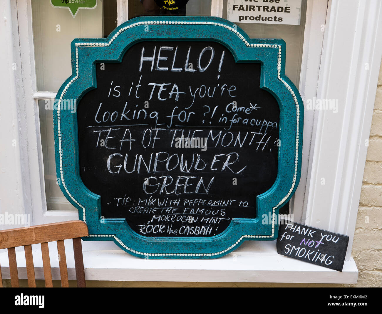 Begrüßungsmitteilung vor einem neuen Teeladen in Ginnel Devizes UK Stockfoto