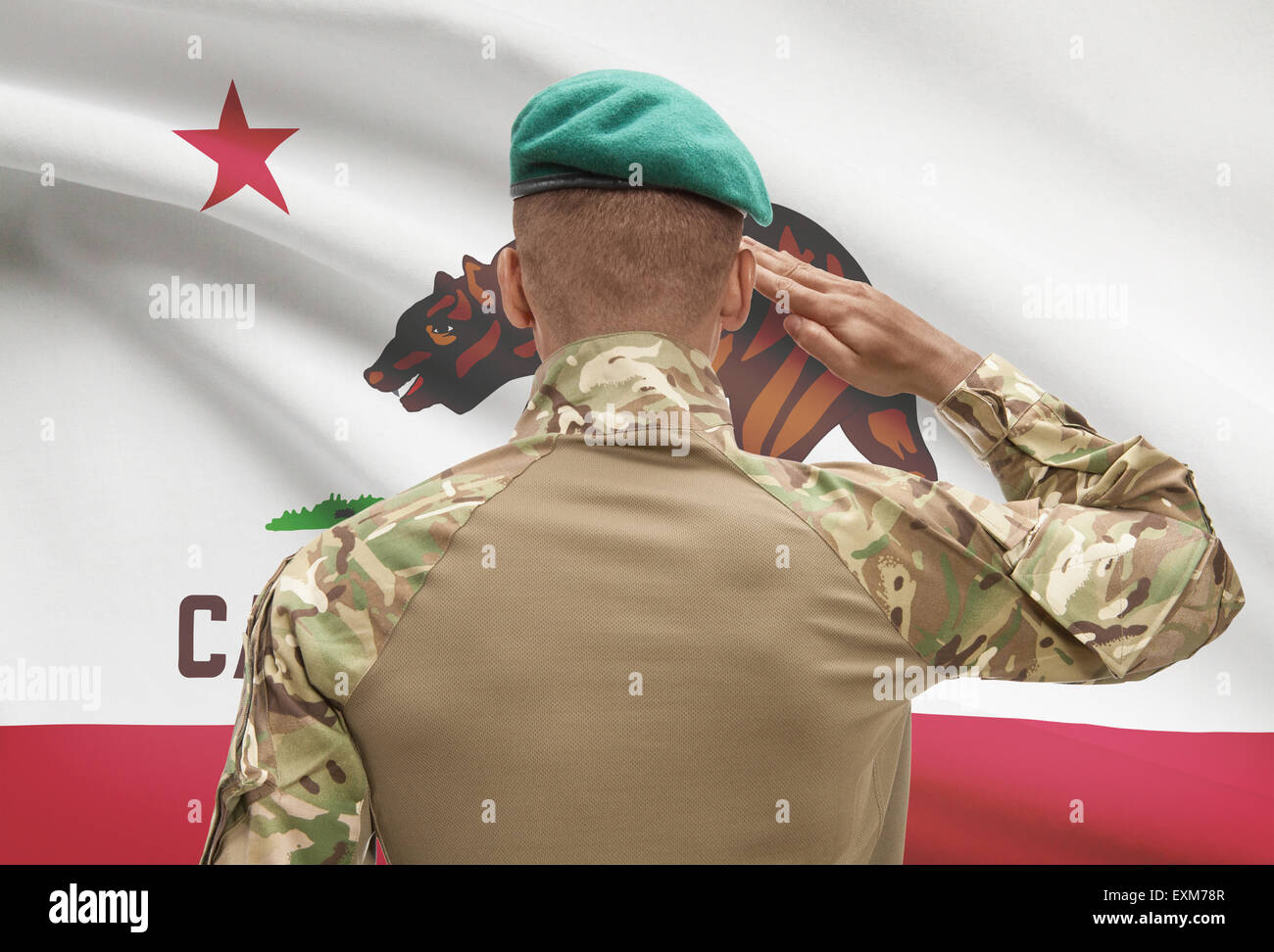 Dunkel-enthäutete Soldat im Hut vor US State Flag Reihe - California Stockfoto