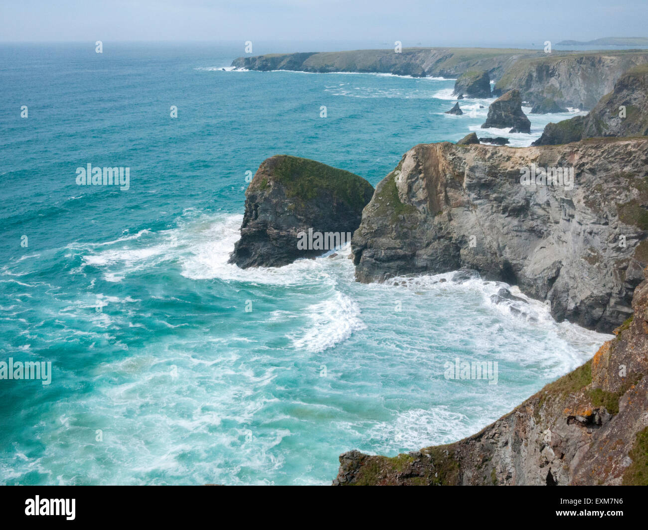 Einen Blick auf eine raue See und Felsküste bei Füchsen Bucht in der Nähe von Portcothan North Cornwall UK Stockfoto