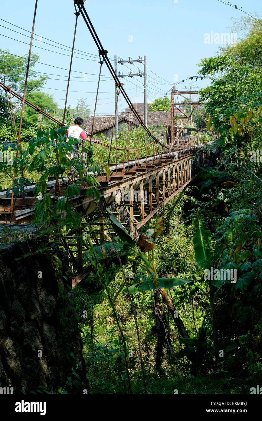 gefährlich instabil Brücke über der Schlucht nicht für Menschen konzipiert ist als eine Verknüpfung von Einheimischen zwischen den Dörfern in der Nähe von Solo Java verwendet. Stockfoto
