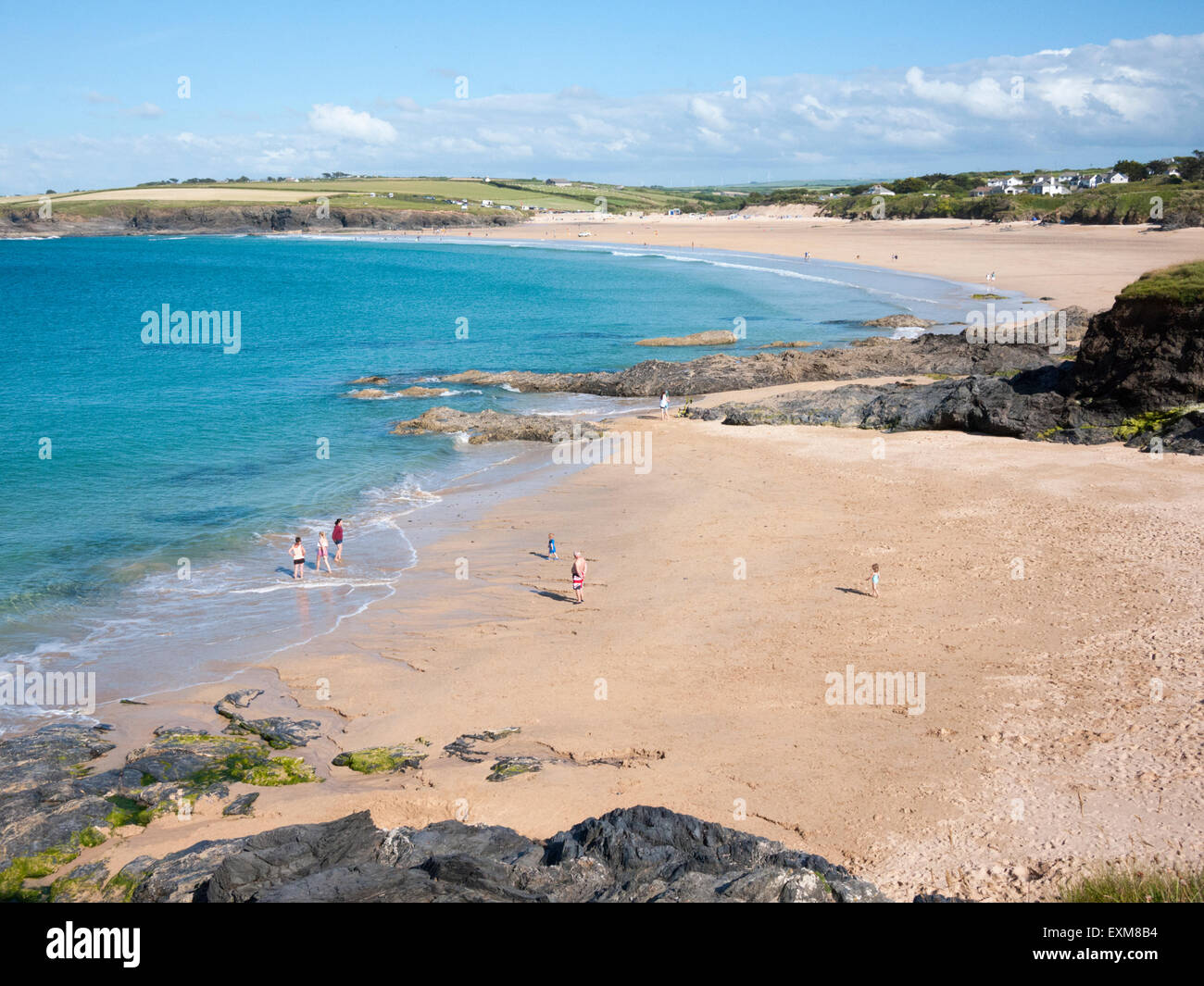 Einen malerischen Blick auf Harlyn Bay Beach North Cornwall UK im Sommer ein beliebter Surfstrand Stockfoto