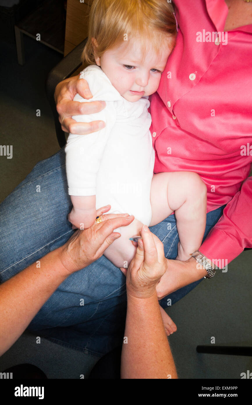 MMR etc. Immunisierung / Impfung / jab / aus einer Spritze in eine einjährige / 12 13 12:13 Monate Baby Oberschenkel / Bein. Stockfoto