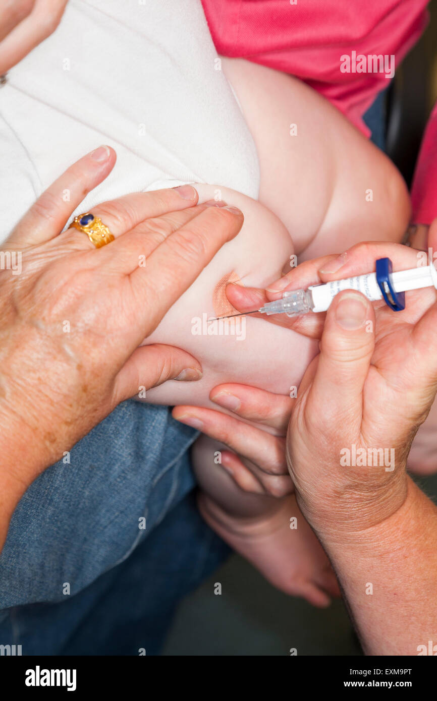 MMR etc. Immunisierung / Impfung / jab / aus einer Spritze in eine einjährige / 12 13 12:13 Monate Baby Oberschenkel / Bein. Stockfoto
