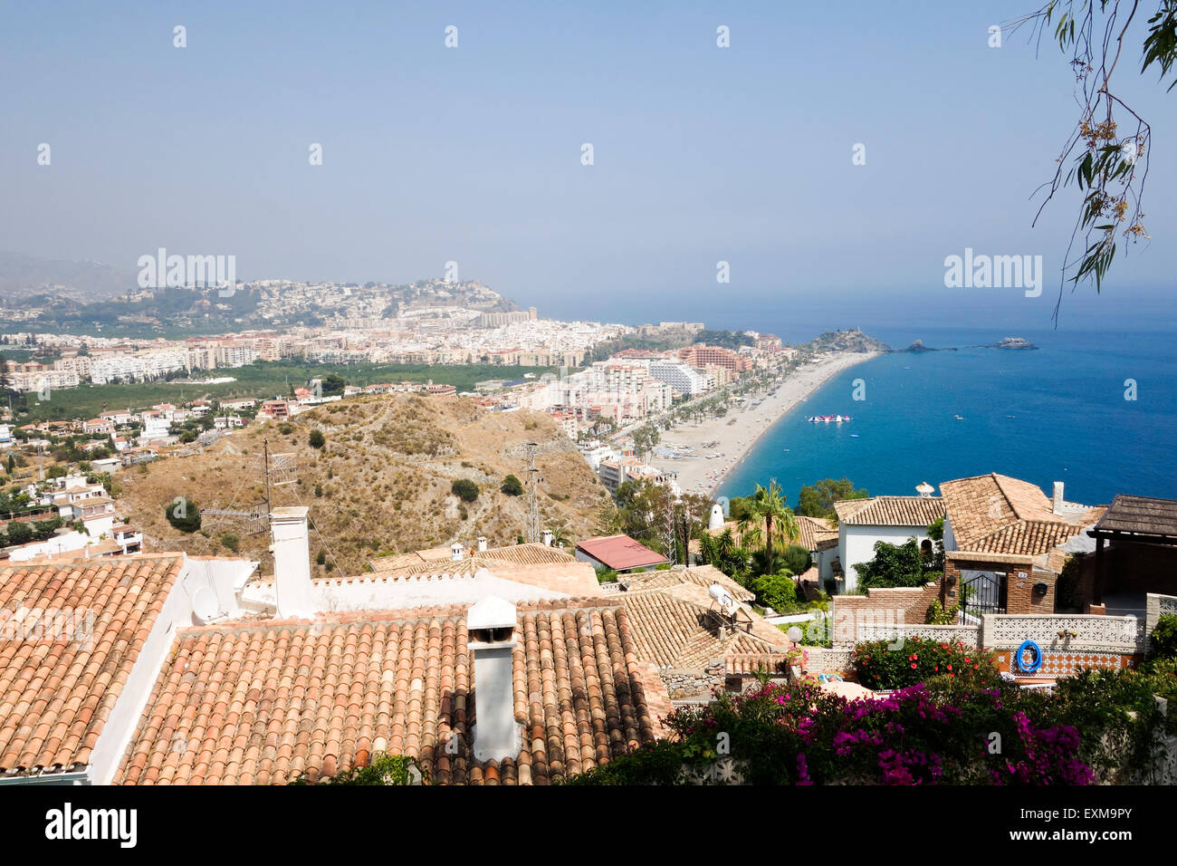 Die küstennahen Dorf und Strand von Almuñécar, Costa Tropical, Granada, Costa Del Sol, Andalusien, Spanien. Stockfoto