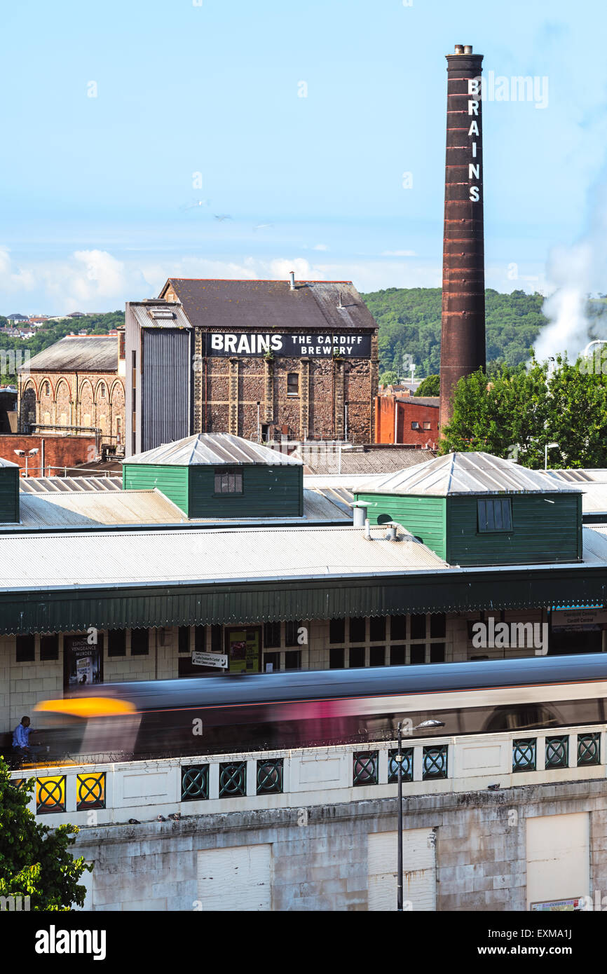 Der alte Kamin Gehirne Brauerei und Cardiff Bahnhof im Vordergrund. Stockfoto