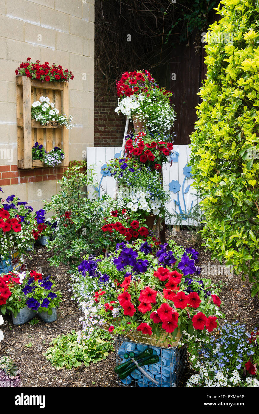 Kleinen Stadtgarten dekoriert Waitrose mit Recyclingmaterial und Bettwäsche PlantsMaking tun Stockfoto