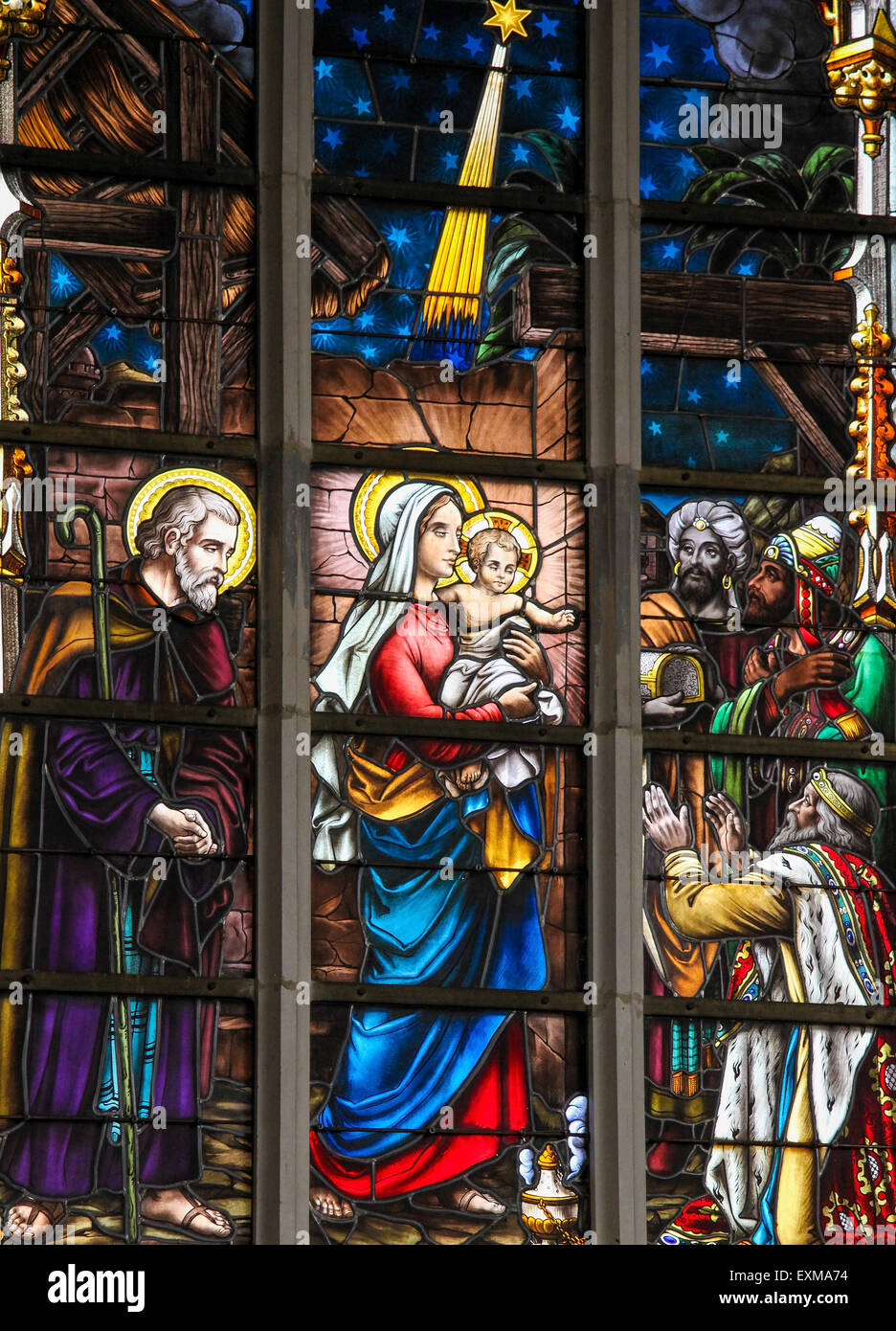 Glasmalerei, die Darstellung der Heiligen drei Könige besuchen das Jesuskind in der Kirche von Haacht, Belgien Stockfoto